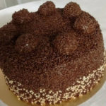 Bolo de chocolate com recheio e cobertura de brigadeiro