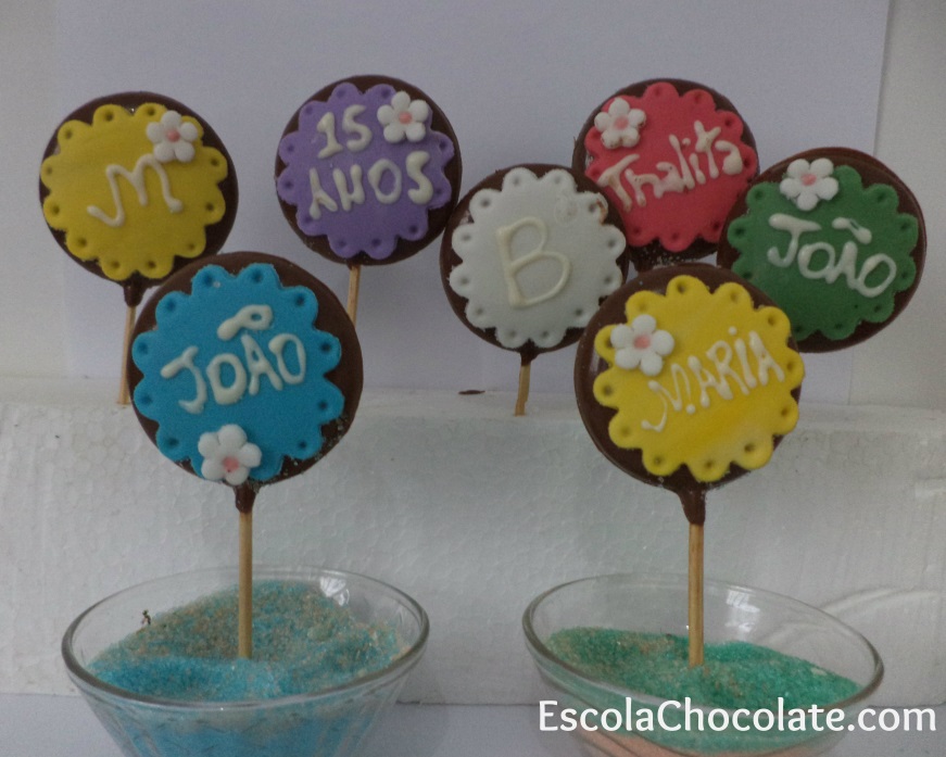 Pirulito de chocolate decorado com pasta americana