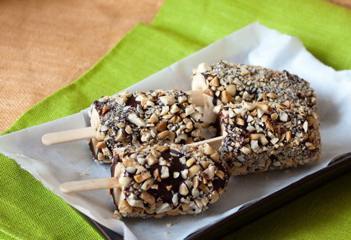Banana mergulhada no chocolate ao leite