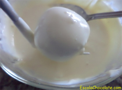 banhando bombom no chocolate