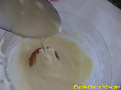 banhando o pirulito no chocolate branco