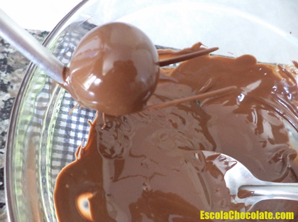 banhar os bombons de leite em pó
