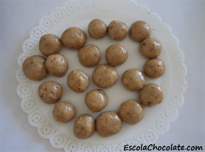 bolinhas de amendoim e chocolate