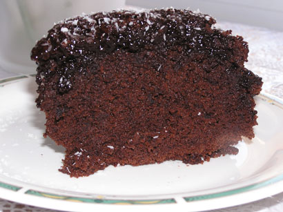 Bolo de chocolate com calda de leite de coco