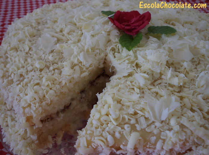 Bolo Molhadinho de Coco e Chocolate Branco