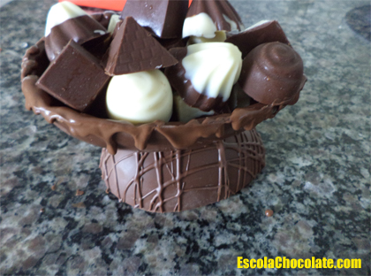 bombons dentro de uma das metades