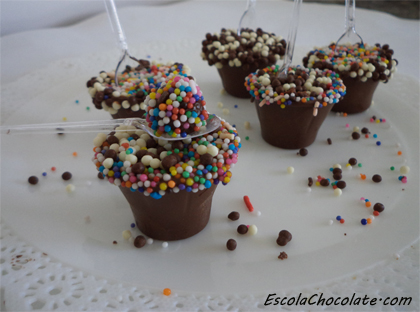 Brigadeiro de colher no copinho de chocolate: receita fácil