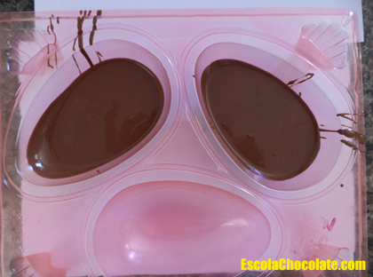 chocolate derretido nas cavidades da forma