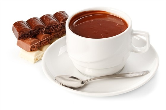 Chocolate quente cremoso com leite condensado