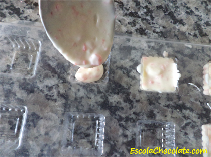 colocando chocolate na forminha de acetato