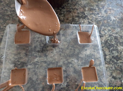colocando chocolate na forminha