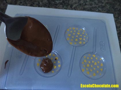 colocando o chocolate derretido