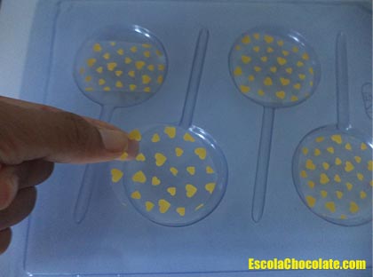 colocando o transfer na forminha