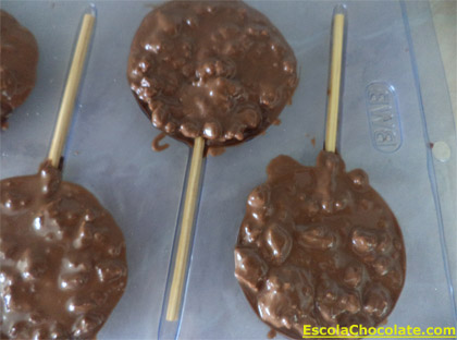 colocando palito nos pirulitos de chocolate