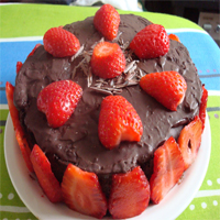 como fazer bolo de chocolate com morangos