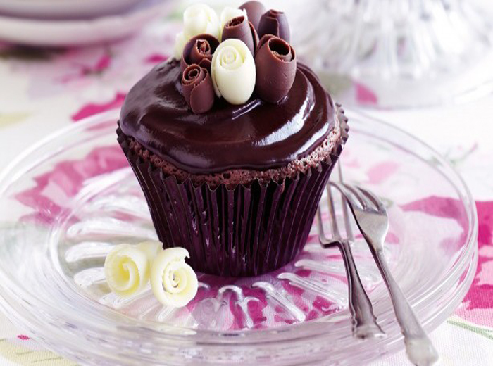 Como fazer cupcake com cobertura de chocolate e creme de leite