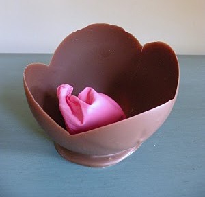 copinho de chocolate com balão murcho