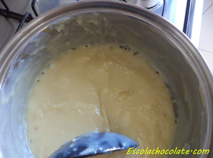 creme desgrudando da panela