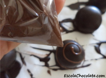 decorando as trufas de amendoim
