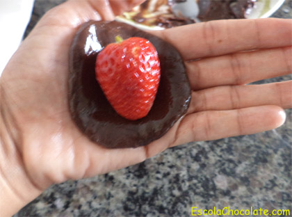 envolvendo morango no brigadeiro