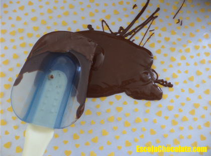 espalhando chocolate na folha de transfer