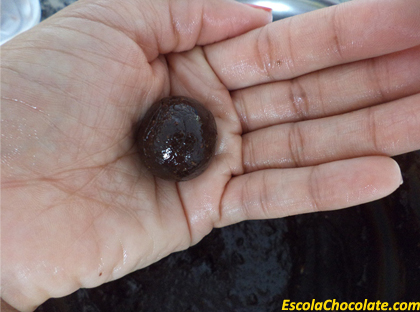 fazendo a bolinha de brigadeiro