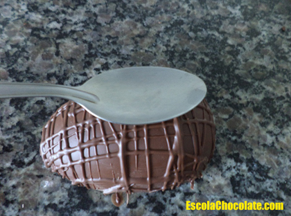 fazendo buraco com a colher
