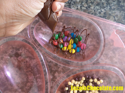 fazendo riscos de chocolate derretido