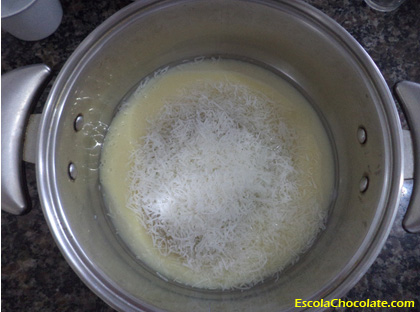 ingredientes na panela de fundo grosso