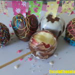 Receita de maçã do amor decorada com chocolate colorido