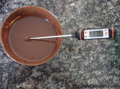 medindo a temperatura do chocolate