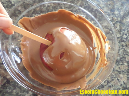 mergulhando maçã no chocolate