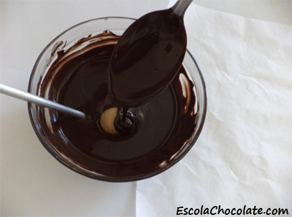 mergulhando o docinho no chocolate