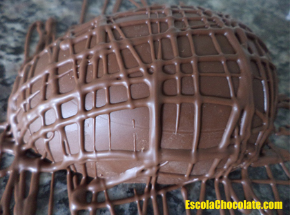 metade decorada com riscos de chocolate