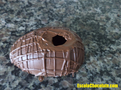 metade do ovo com buraco de colher