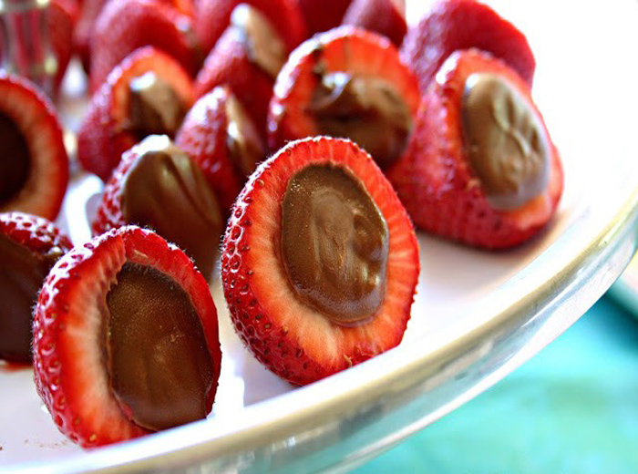 Morangos recheados com chocolate ao leite