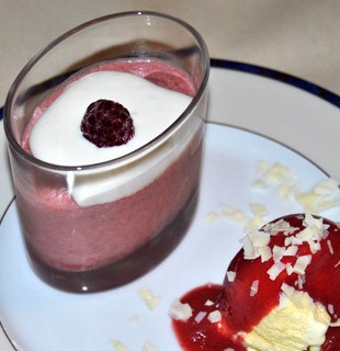 Mousse de chocolate com purê de morango – Receita prática e saborosa