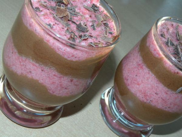 mousse de chocolate com purê de morango