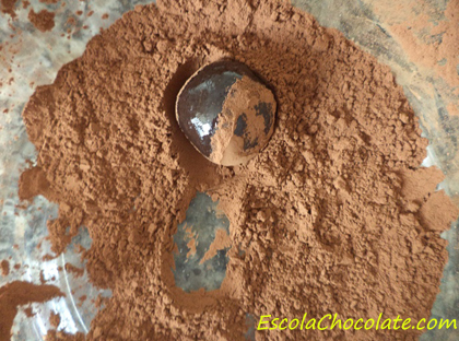 passando brigadeiro cacau em pó