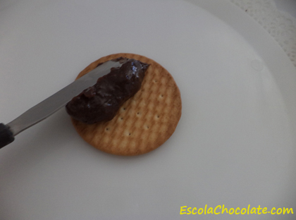 passando brigadeiro na bolacha
