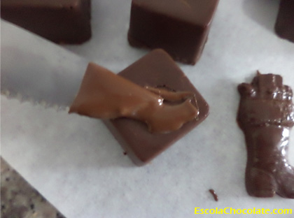 passando chocolate para colar