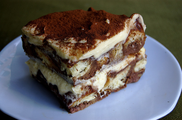 Bolo de chocolate com sorvete e chantilly