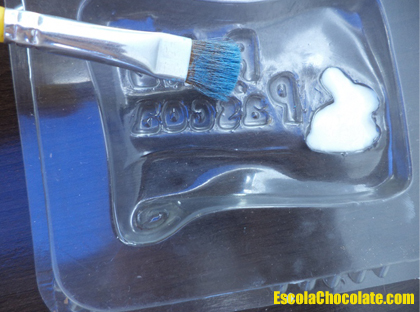 pintando a plaquinha de azul