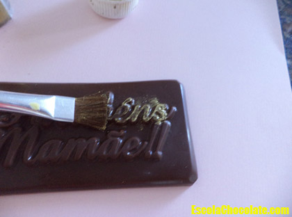 pintando a plaquinha de chocolate
