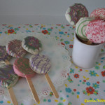 Pirulito de bolacha decorado com chocolate colorido