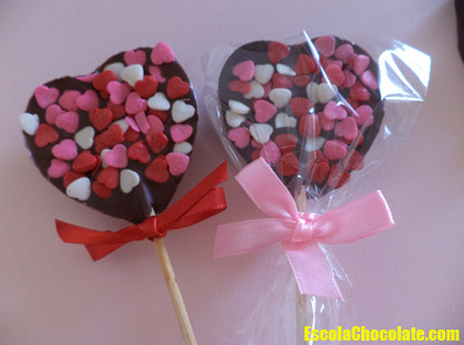 pirulitos de chocolate com confetes