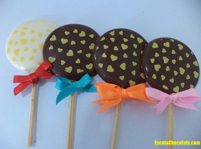 pirulitos de chocolate decorados com transfer