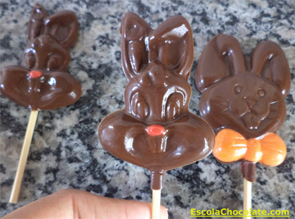 pirulitos de chocolate em formato de coelhinho