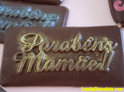 plaquinha de chocolate pintada com pó brilhante