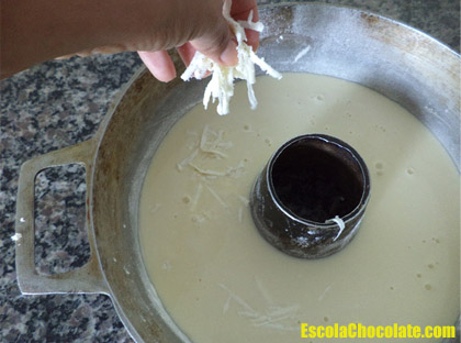 polvilhando o pudim com queijo